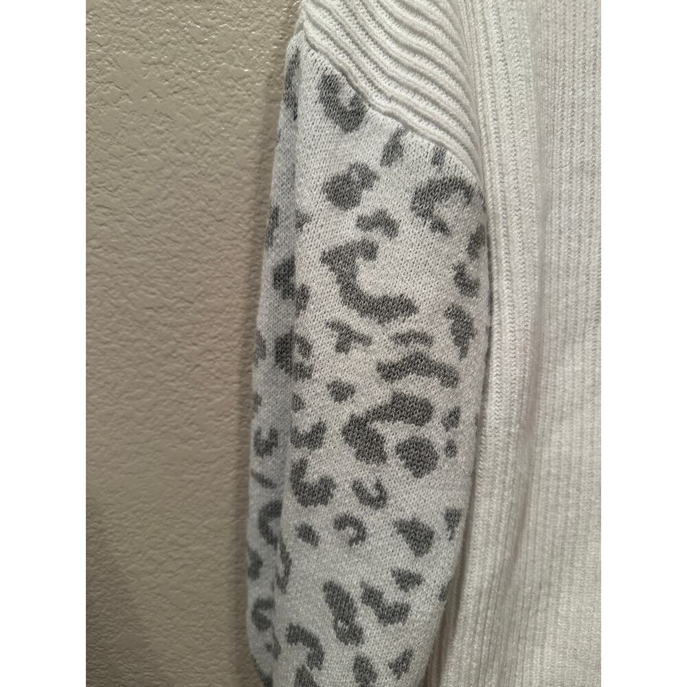 Shein White V-Neck sweater w cheetah print sleeves sz XL - Picture 2 of 6